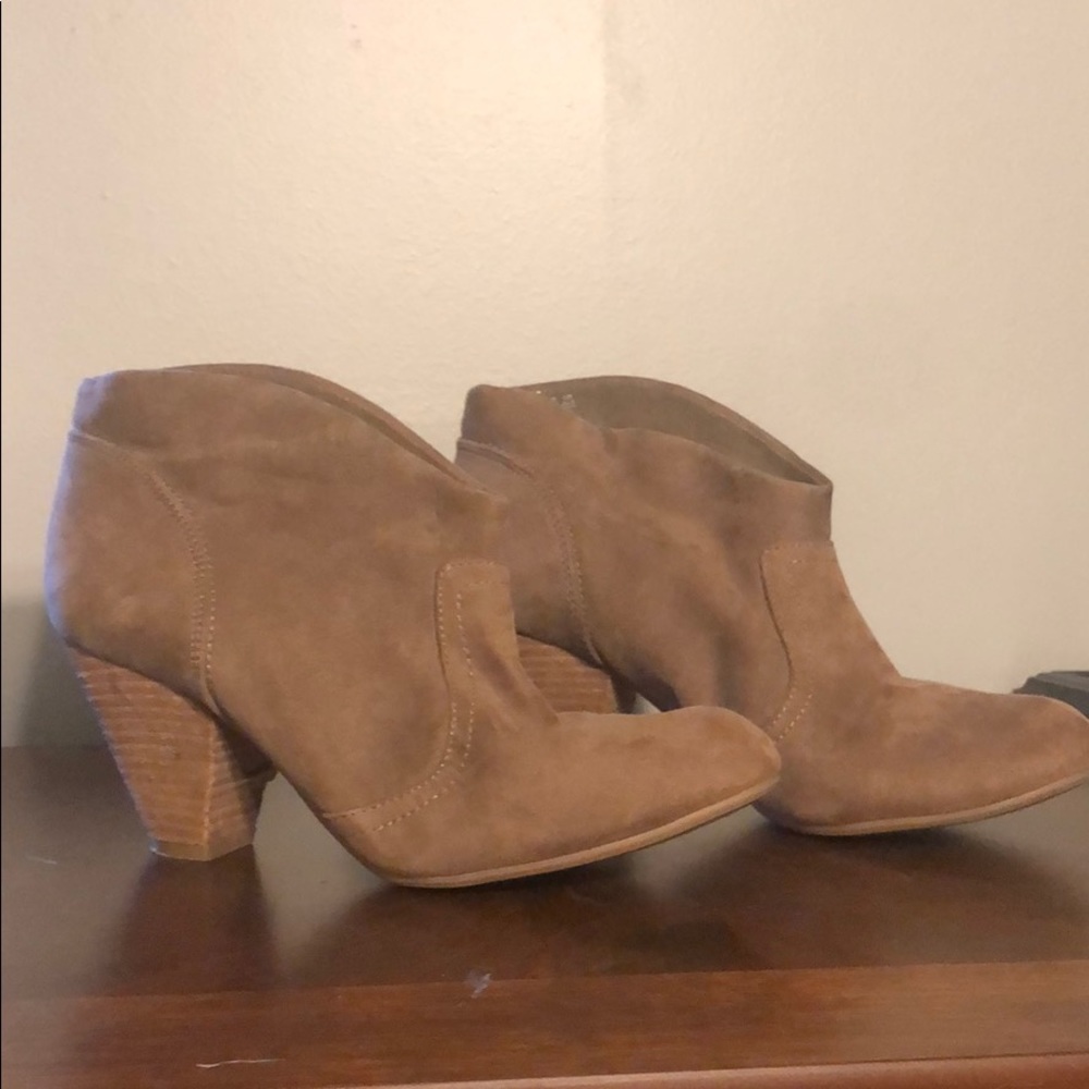 Carlos suede ankle booties! Super cute size 7.5